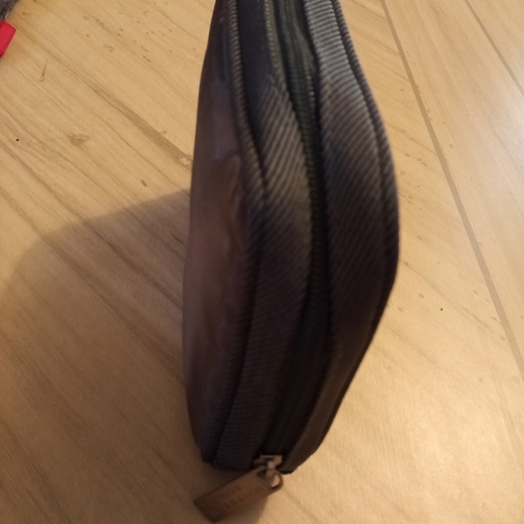 Travel kit - Picture 2 of 3